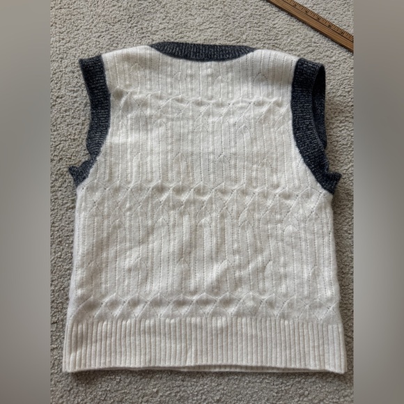 ✨Vintage Rare CHANEL Knit Wool & Cashmere White Vest Sleeveless Top CC Logo 40 - Picture 8 of 8